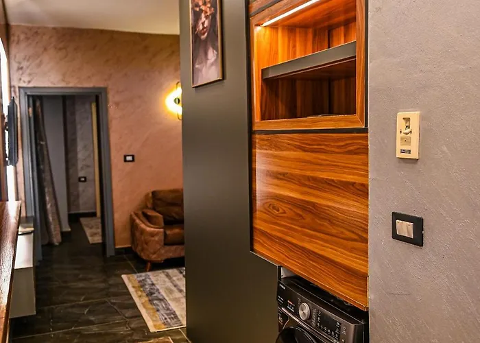 Luxury Poolside Retreat Elegant Two Within A Seafront *