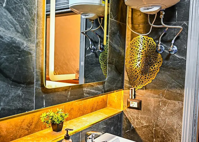 Luxury Poolside Retreat Elegant Two Within A Seafront *