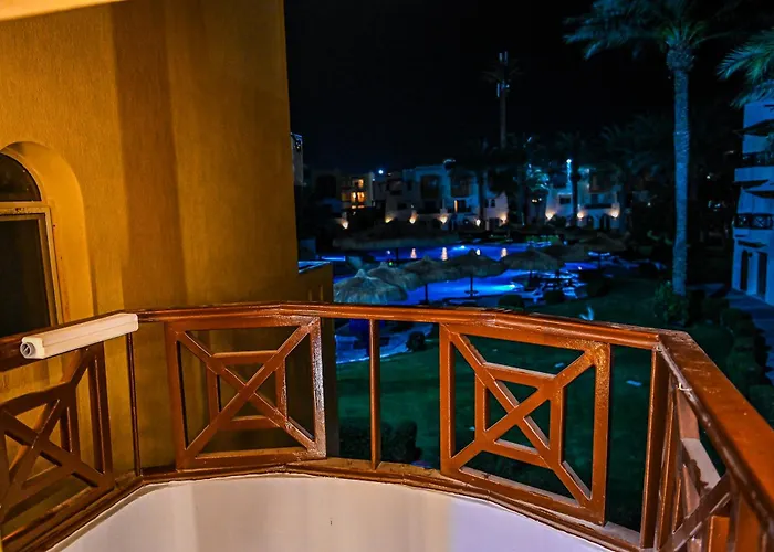 Luxury Poolside Retreat Elegant Two Within A Seafront Apartment *