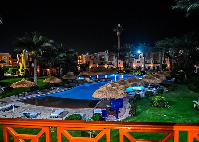 Apartment Luxury Poolside Retreat Elegant Two Within A Seafront *