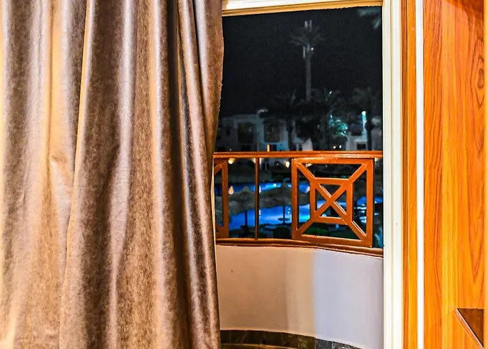 Luxury Poolside Retreat Elegant Two Within A Seafront *